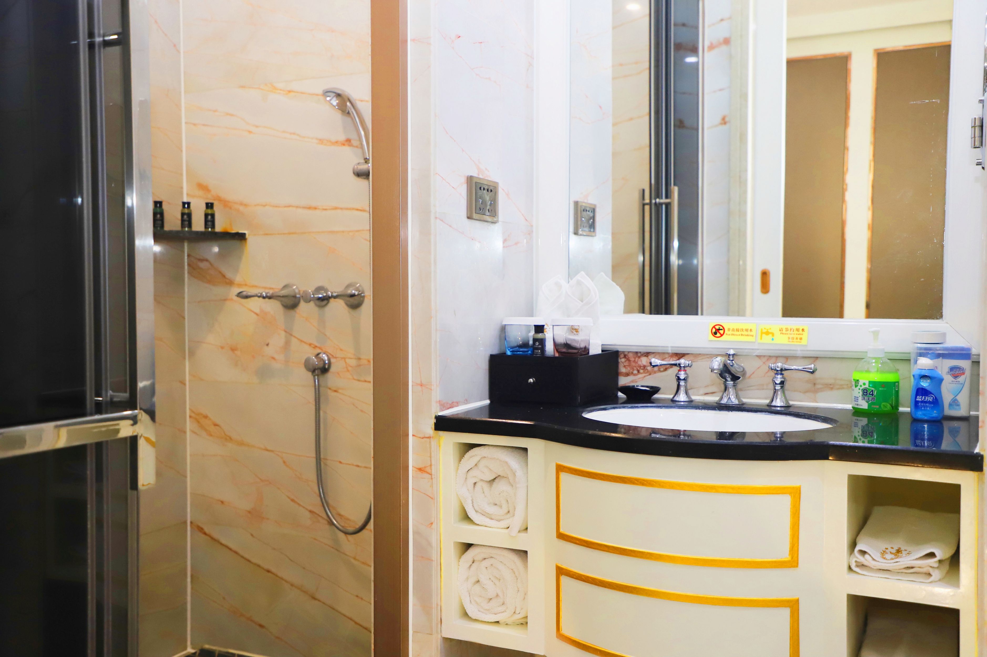 Wuhua International Hotel豪华商务双床房