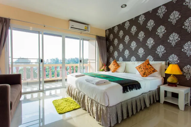 ห้องเตียงใหญ่ พร้อมวิวทะเล