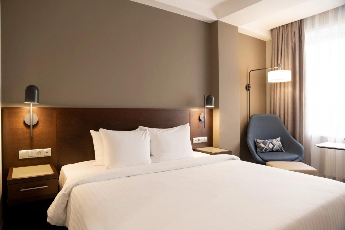 商务豪华特大床间