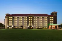La Quinta Inn & Suites by Wyndham Arlington North 6 Flags Dr