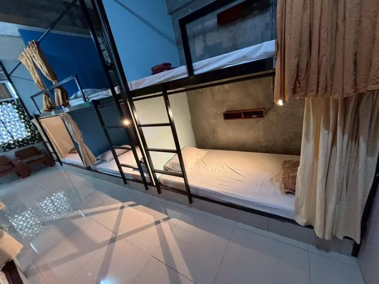 ห้องพักรวมชายหญิงแบบ 8 เตียง