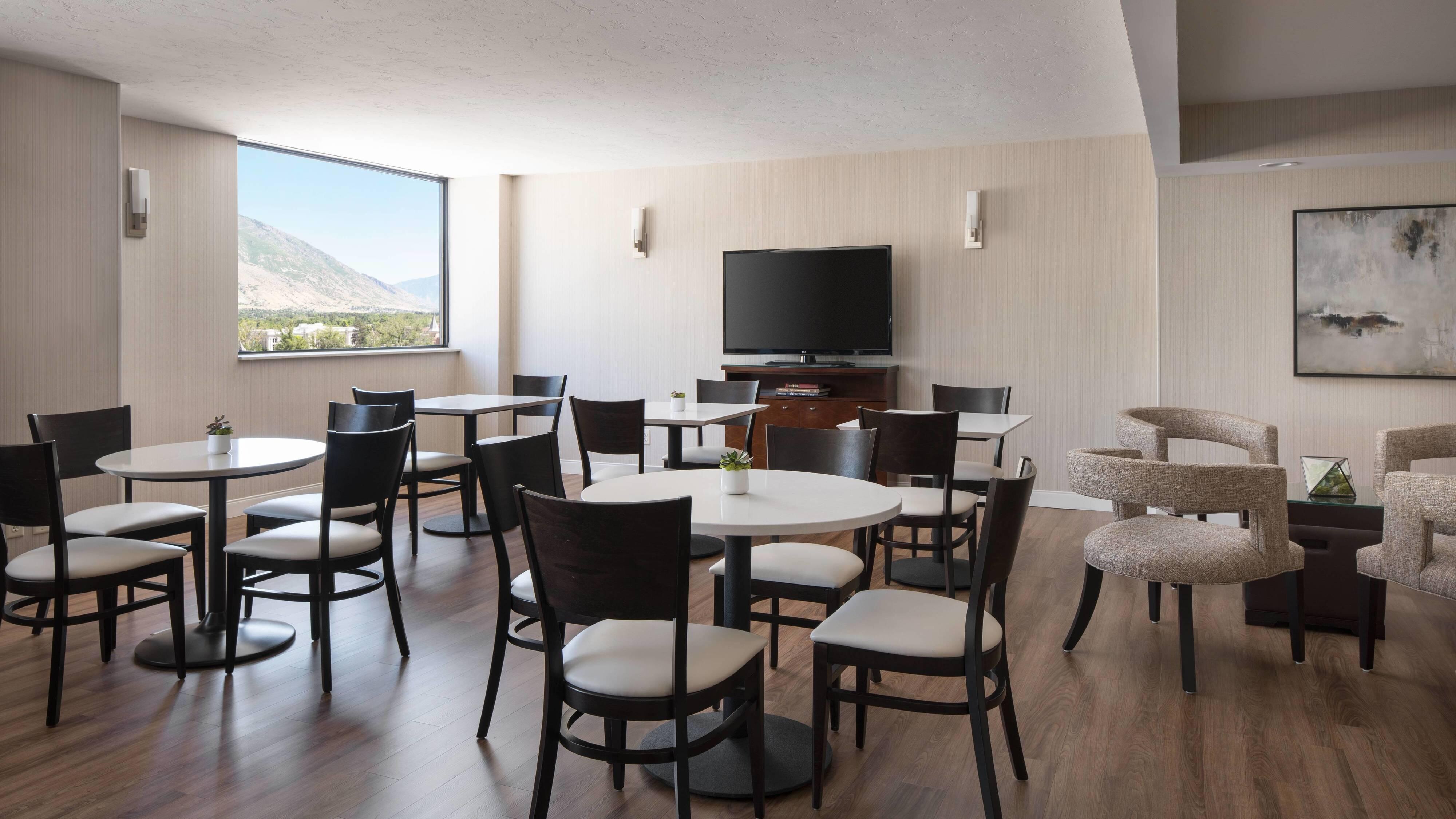 礼宾楼层，客房，1张特大床，梳化床，高层