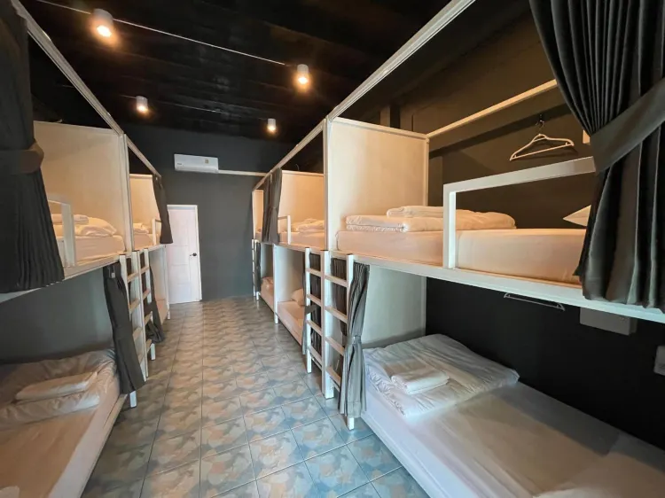 ห้องเตียงเดี่ยวพร้อมเครื่องปรับอากาศ