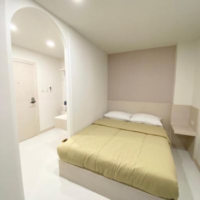 ห้องดีลักซ์พร้อมระเบียง(เตียงควีนไซส์) รหัสโปรโมชั่น มังกร โฮสเทล