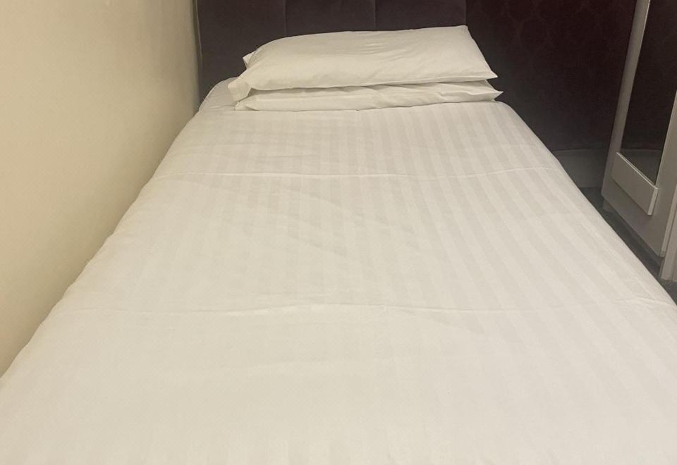 基础单人间 - 带共用浴室