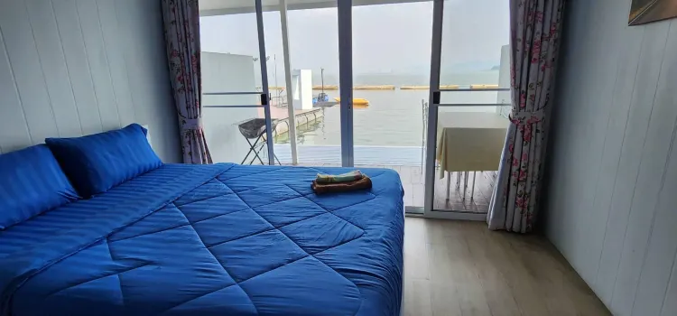 ห้องเตียงใหญ่พร้อมระเบียงและวิวทะเลสาบ