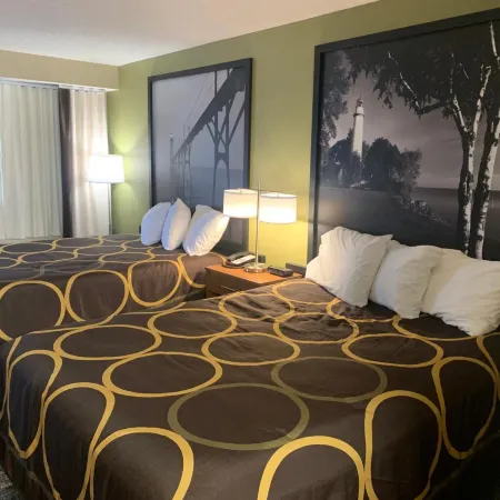 Super 8 by Wyndham Petoskey Отели в г. Петоски
