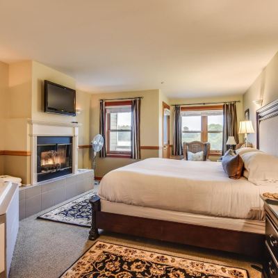 Deluxe King Room The Wild Iris Inn Promo Code