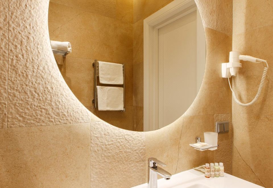 套房配有双人床