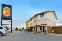 Super 8 by Wyndham Casper West by the River Hotel di 