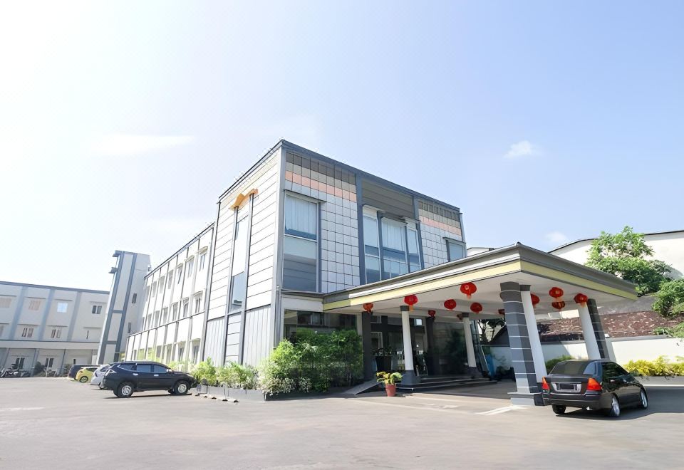 Borneo Emerald Hotel - Housity