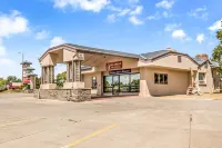 Red Arrow Inn & Suites, a Travelodge by Wyndham