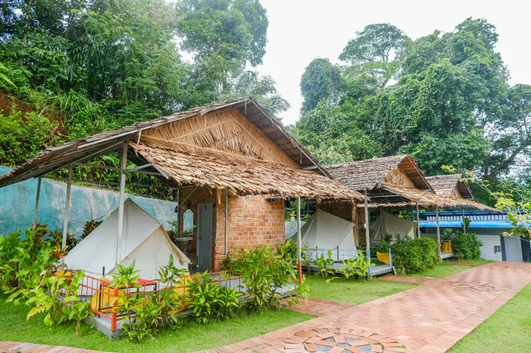 เต็นท์พร้อมห้องน้ำที่ใช้ร่วมกัน