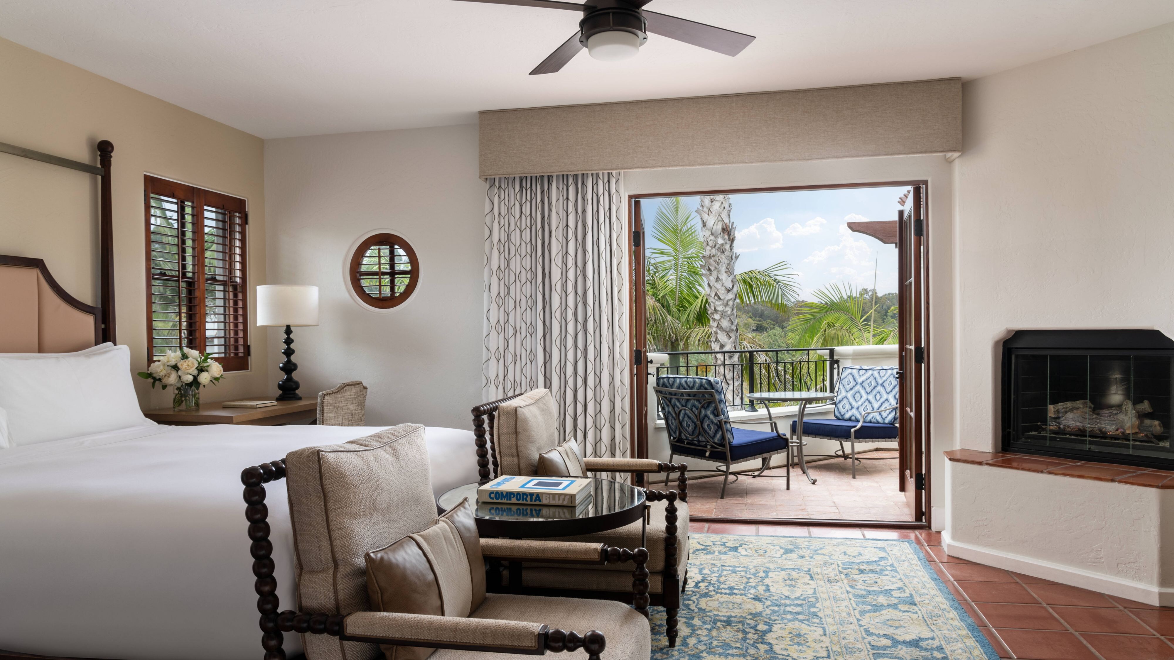 豪华客房，1张特大床，度假村景观，阳台