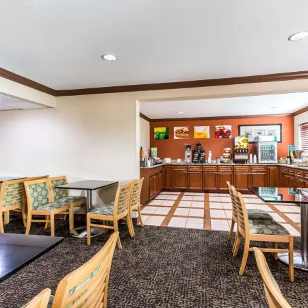 Quality Inn & Suites Morrow Atlanta South Отели в г. Морроу