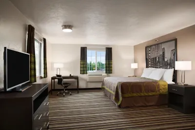 Super 8 by Wyndham Portland Airport Hotel di 