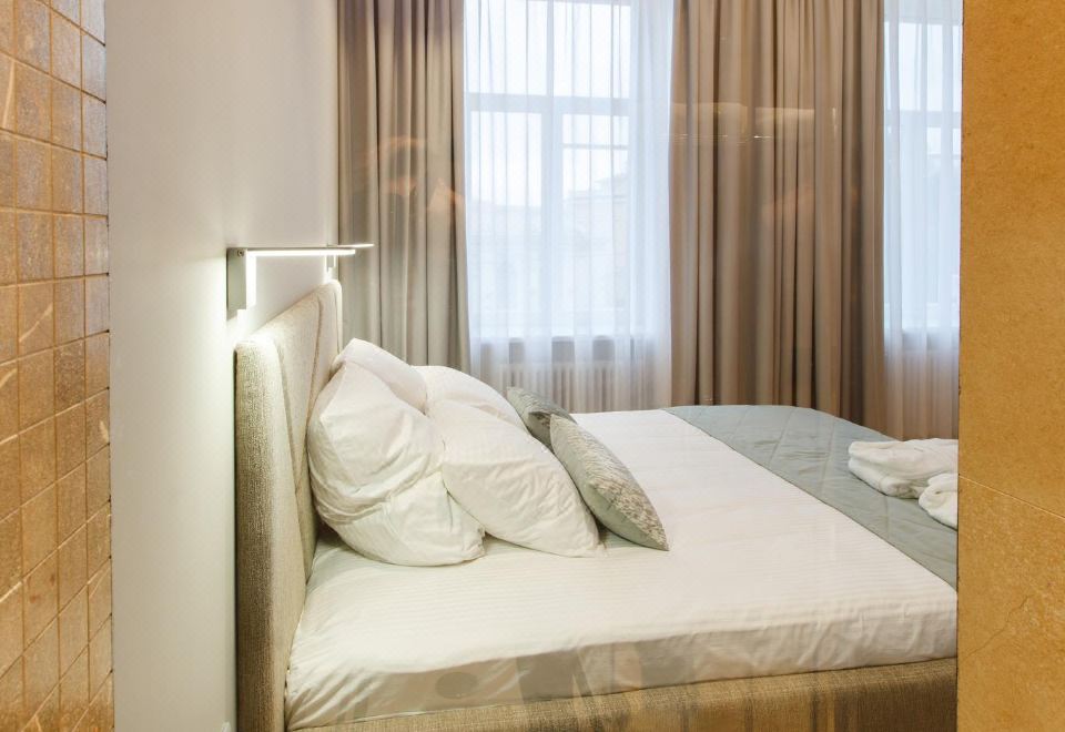 套房配有双人床