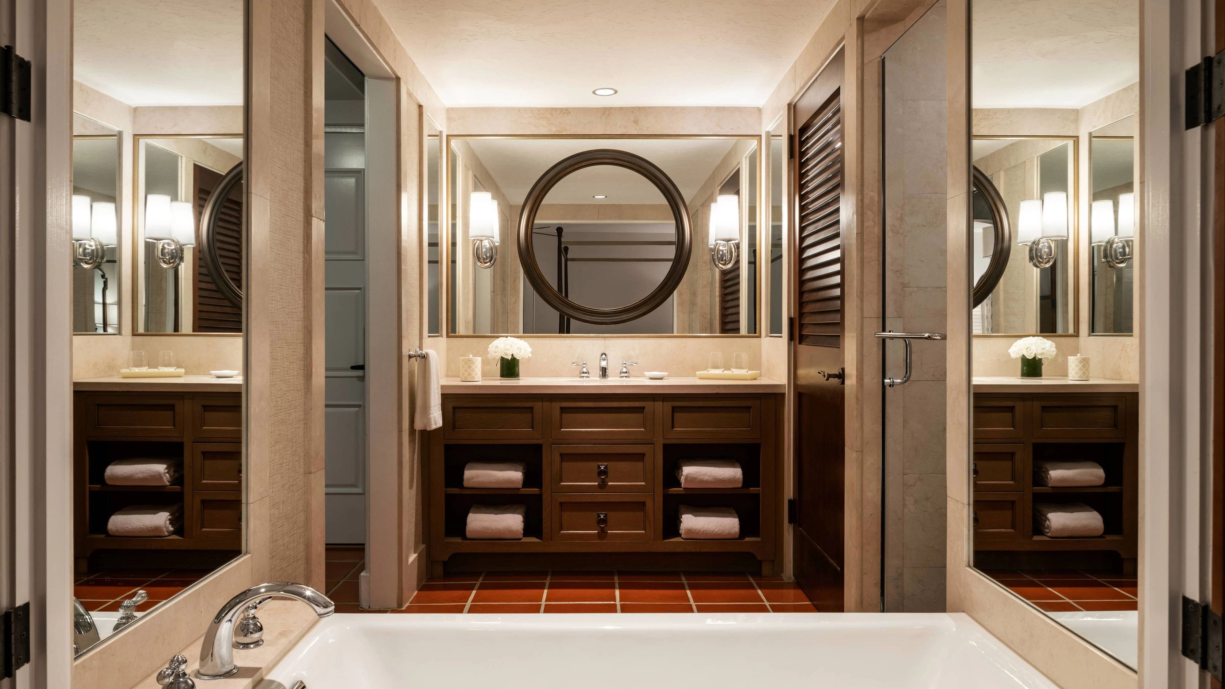 豪华客房，1张特大床，度假村景观，阳台