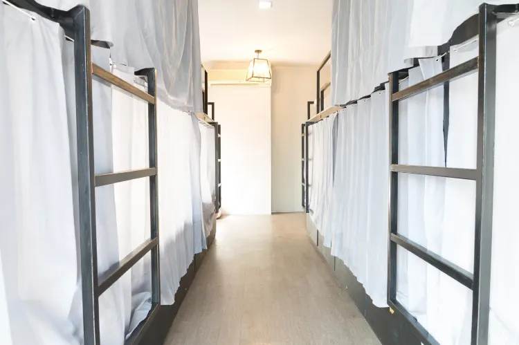 1 คนในห้องหลุม 12 เตียงพร้อมห้องน้ำรวม - สำหรับผู้ชายเท่านั้น
