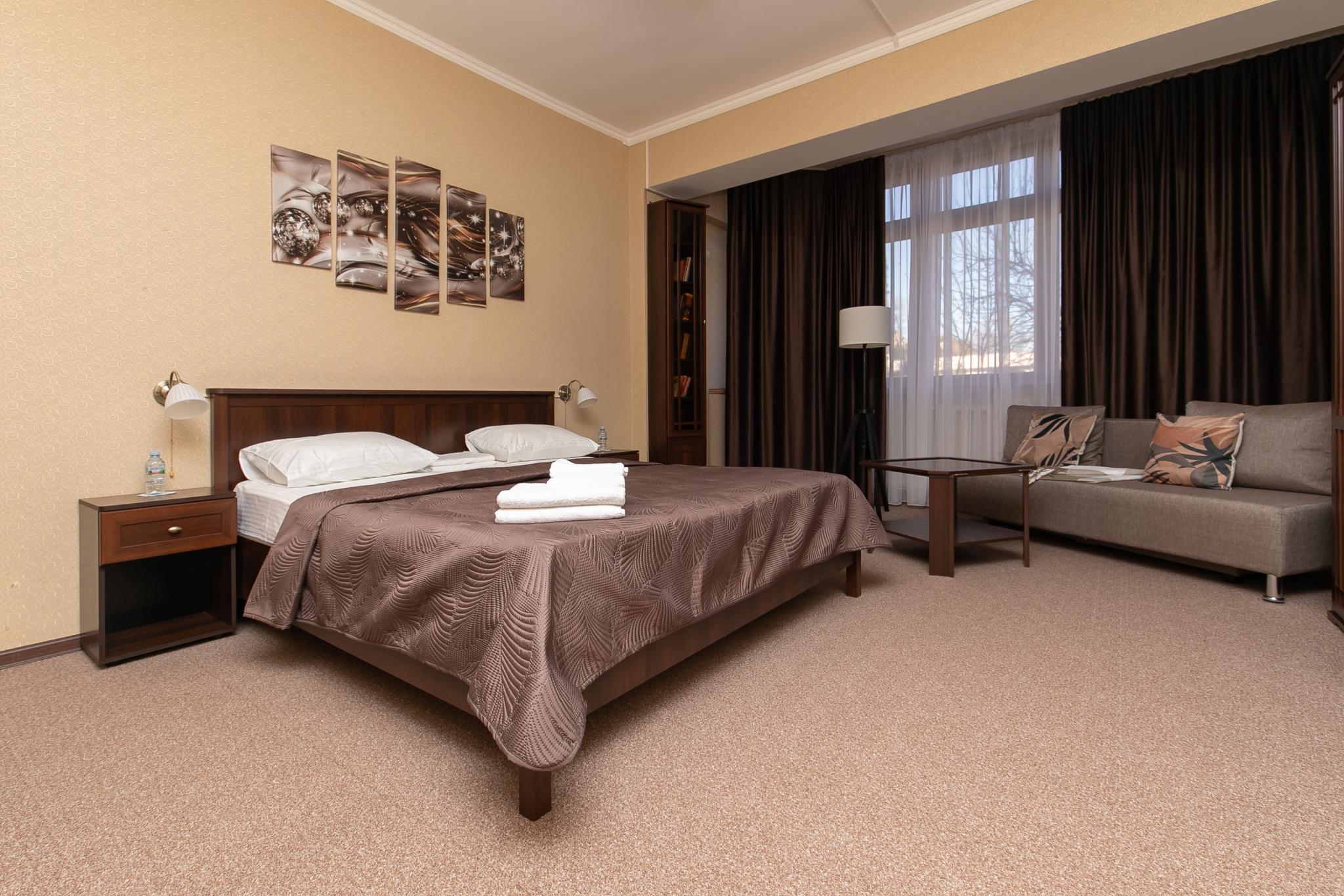 带双人床的舒适间