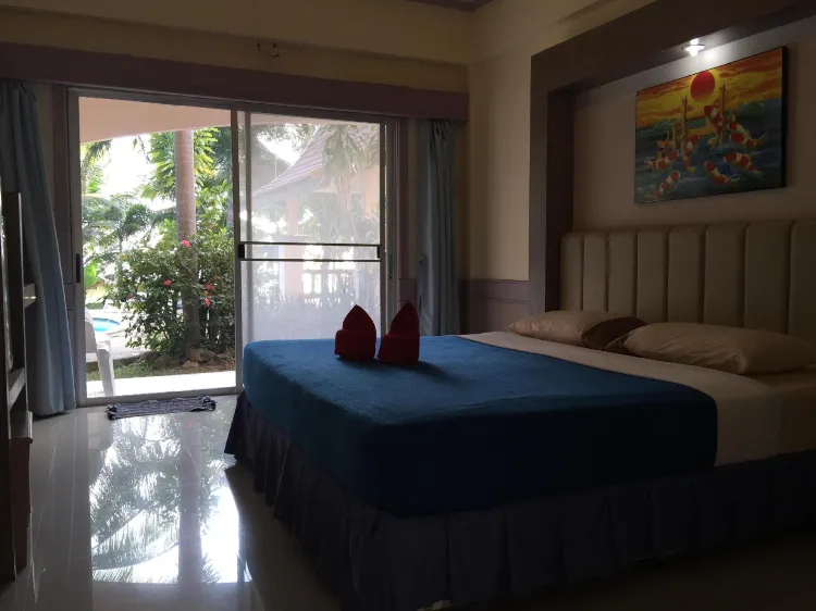 สระว่ายน้ำ ปีก เตียงใหญ่