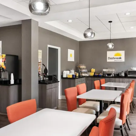 Days Inn & Suites by Wyndham Murfreesboro