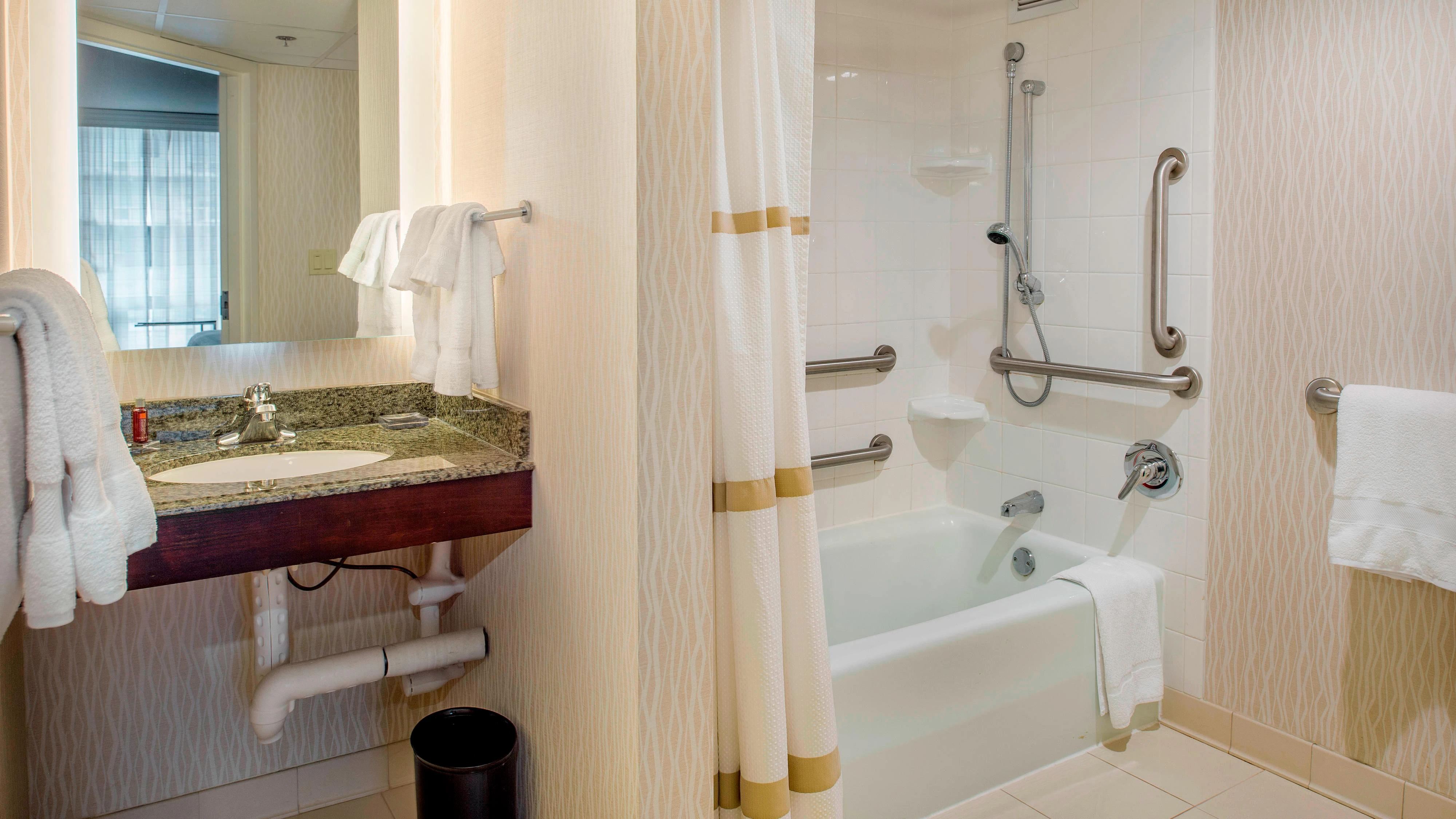 行政客房，1张特大床，梳化床，东塔楼