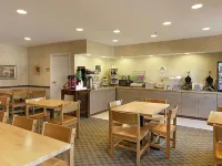Super 8 by Wyndham Topeka at Forbes Landing Ξενοδοχεία στην πόλη Topeka