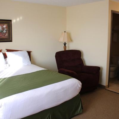 Standard Queen Room Edgewood Hotel & Suites Promo Code