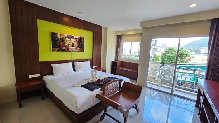 ห้องซูพีเรียร์ เตียงใหญ่ พร้อมระเบียง