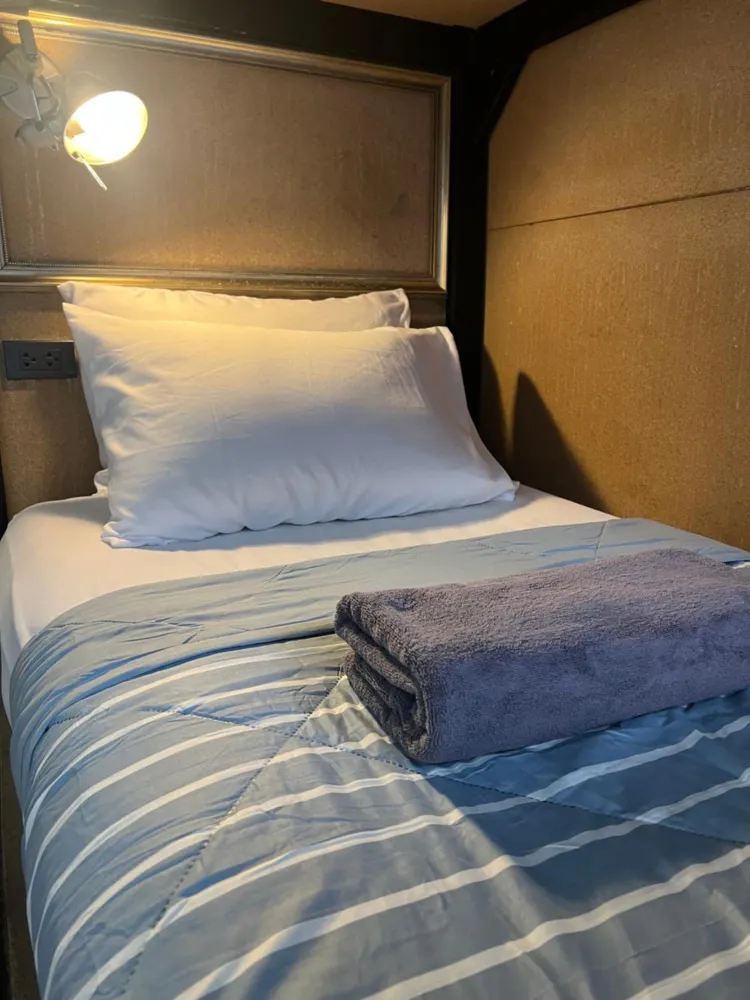 เตียงในห้องพักรวมชายหญิงแบบ 6 เตียง