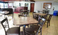 Econo Lodge Inn & Suites