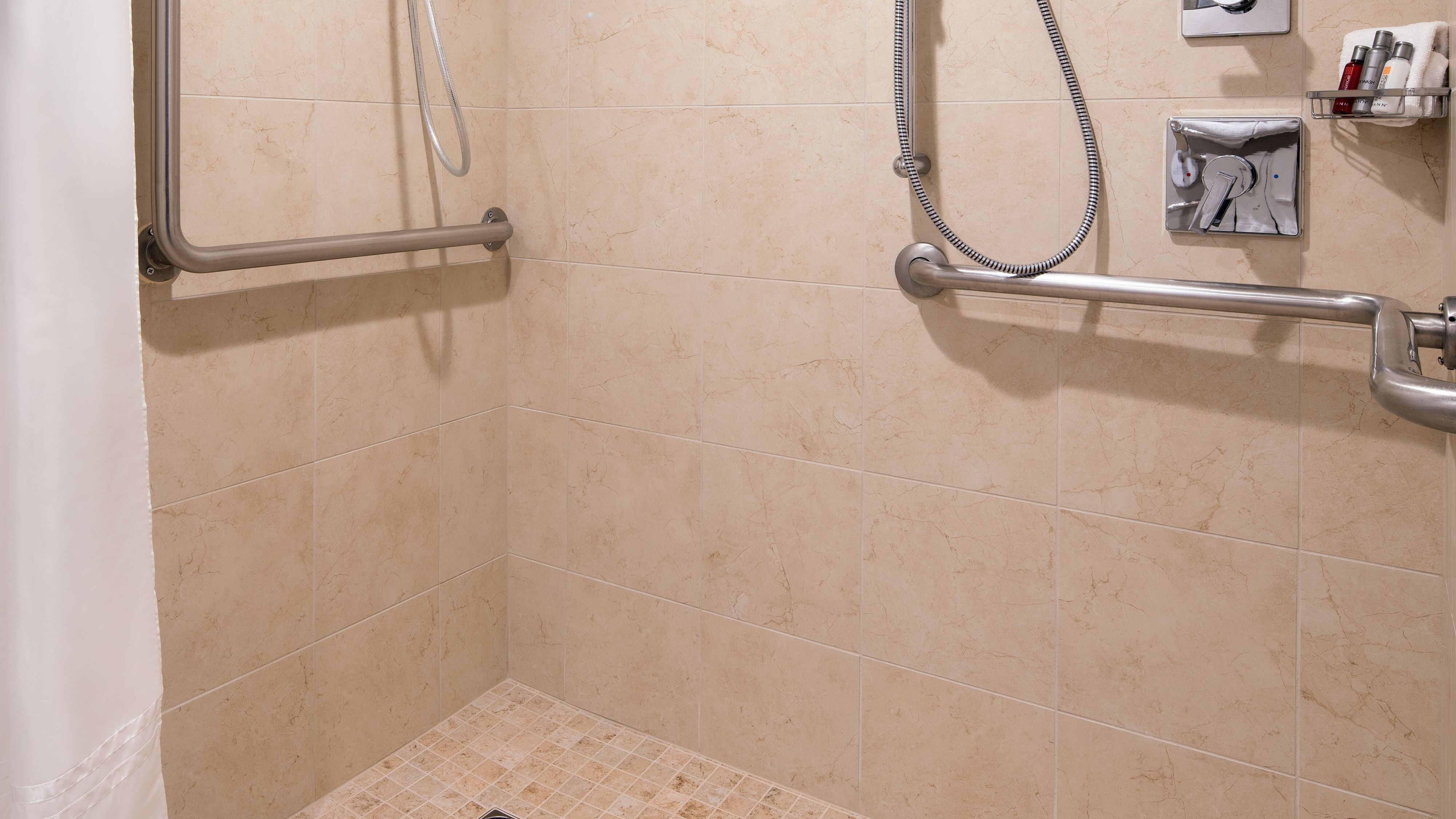 较大的特大床间 - 带梳化床