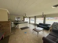 Mac's Motel