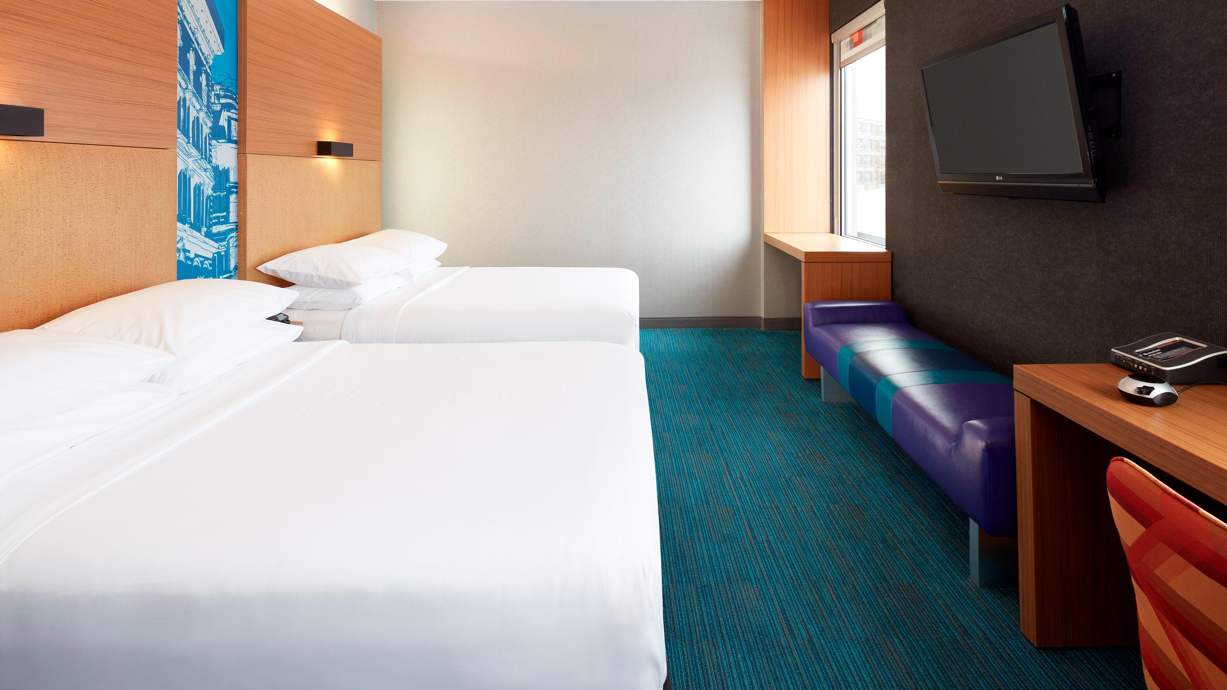 带两张大床的aloft房