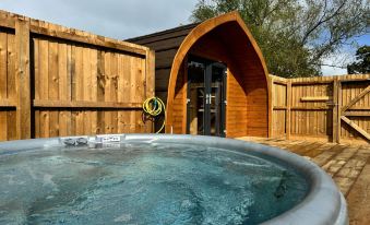 Woodlakes Park By Liv Retreats - Housity