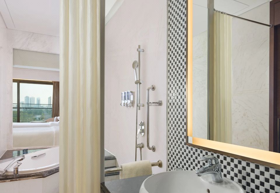 Four Points by Sheraton DanangDeluxe Twin, Partial Ocean View, Balcony, Bathtub