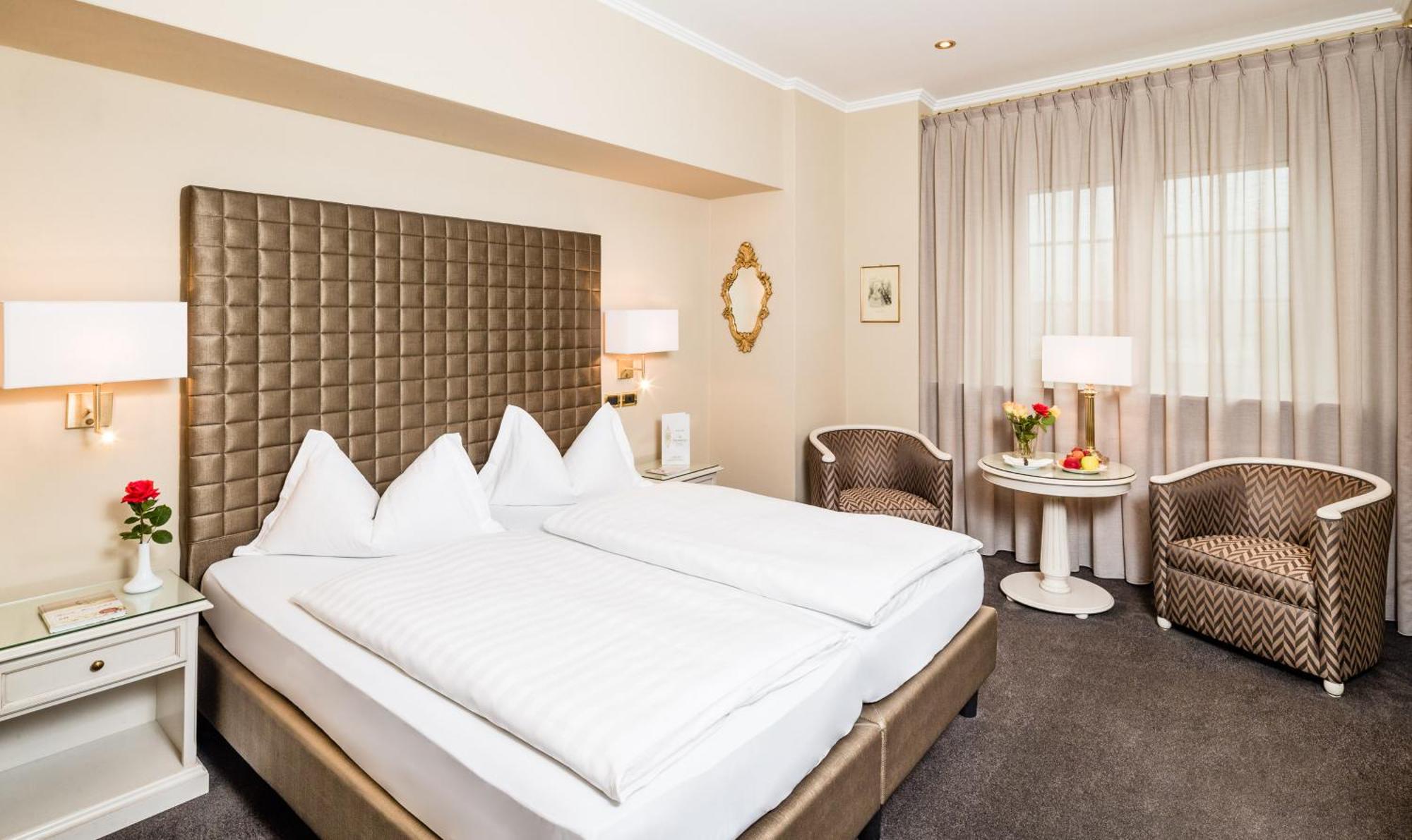 带山景的双人间