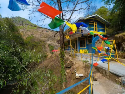 The Hosteller Mussoorie by the Streamside, Kempty Hotele w: 