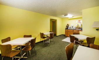Super 8 by Wyndham Pueblo - Housity