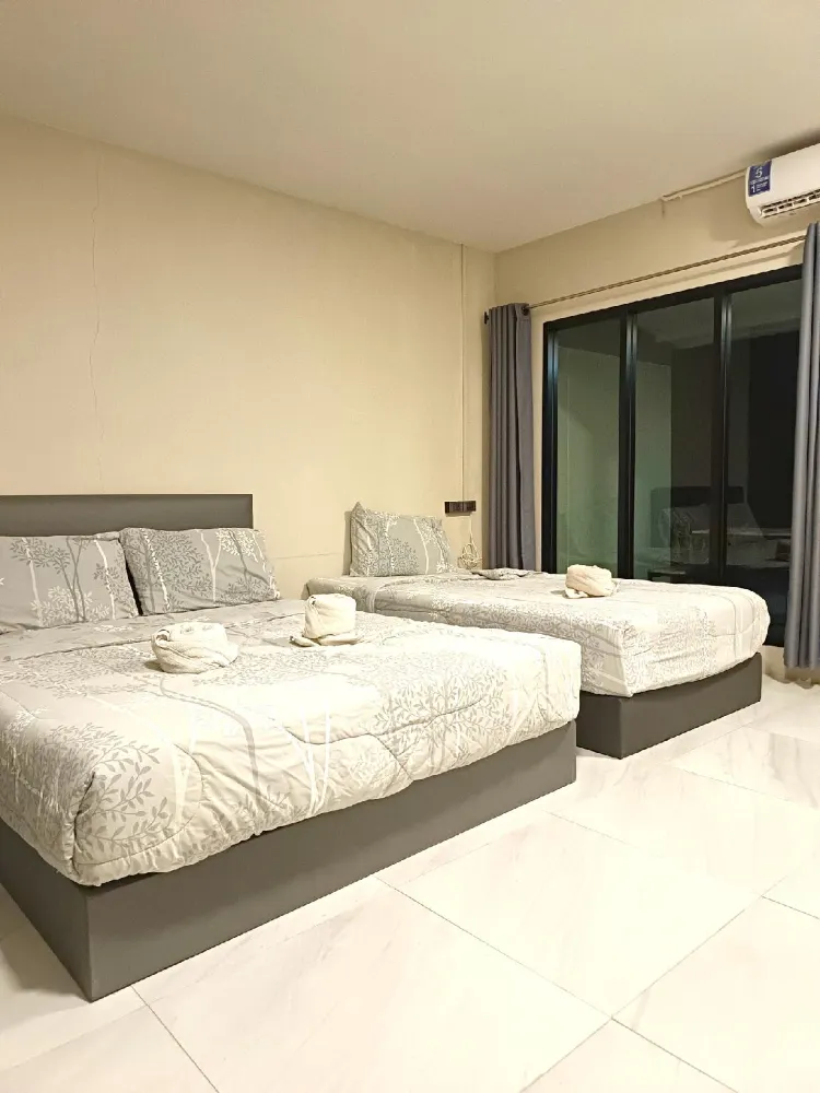 ห้องแฟมิลี่สำหรับ 3 คน พร้อมหน้าต่าง (เตียงคิงไซส์ 1 เตียง และเตียงเดี่ยว 1 เตียง)