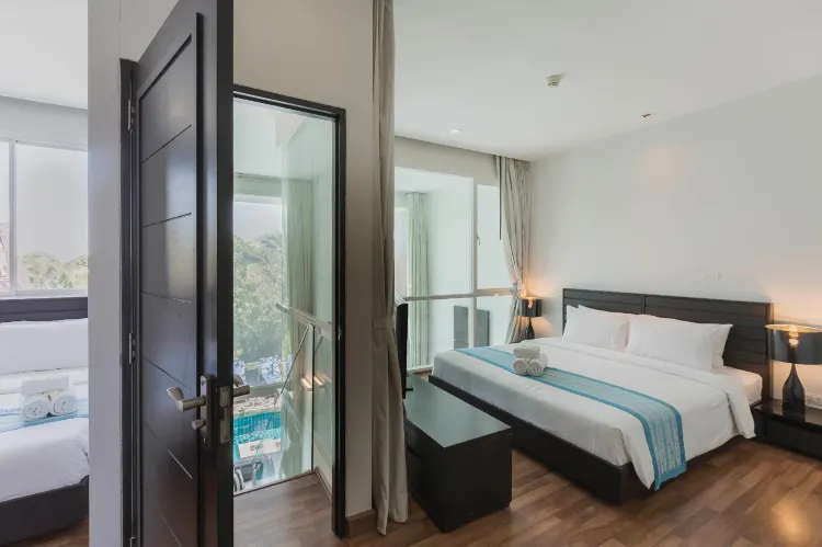 ห้องดูเพล็กซ์สองห้องนอนพร้อมทางเข้าสระว่ายน้ำ