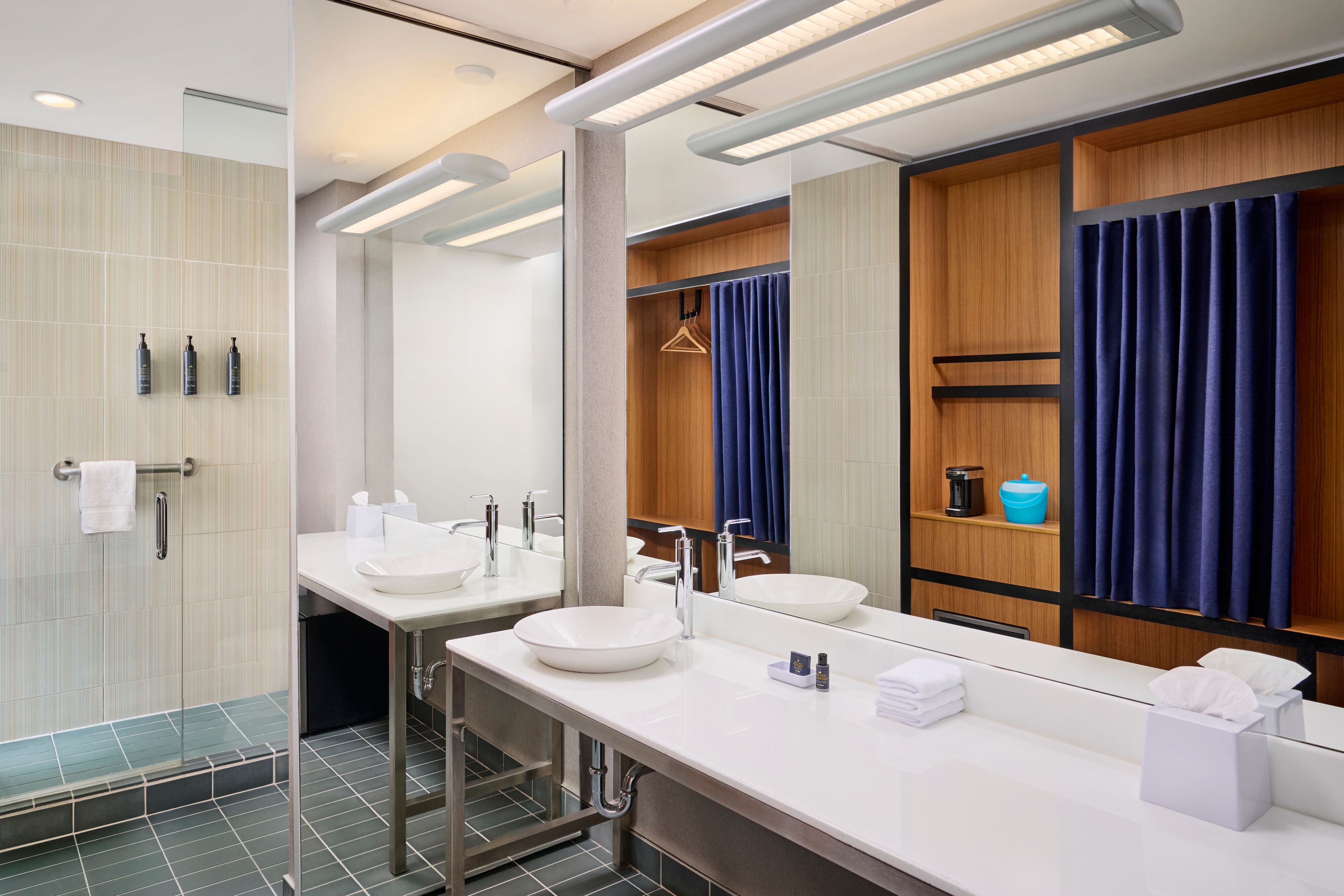 带两张大床的aloft房