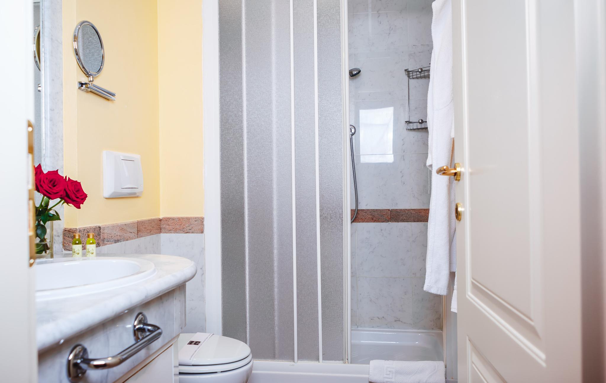 小型套房双人或双床间