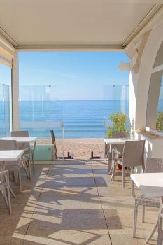 Golden Beach Guest House & Rooftop Bar
