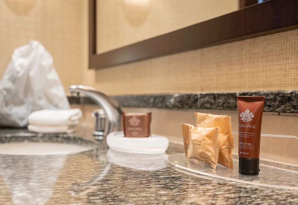 低层海滨豪华两张双人床房 （带阳台）