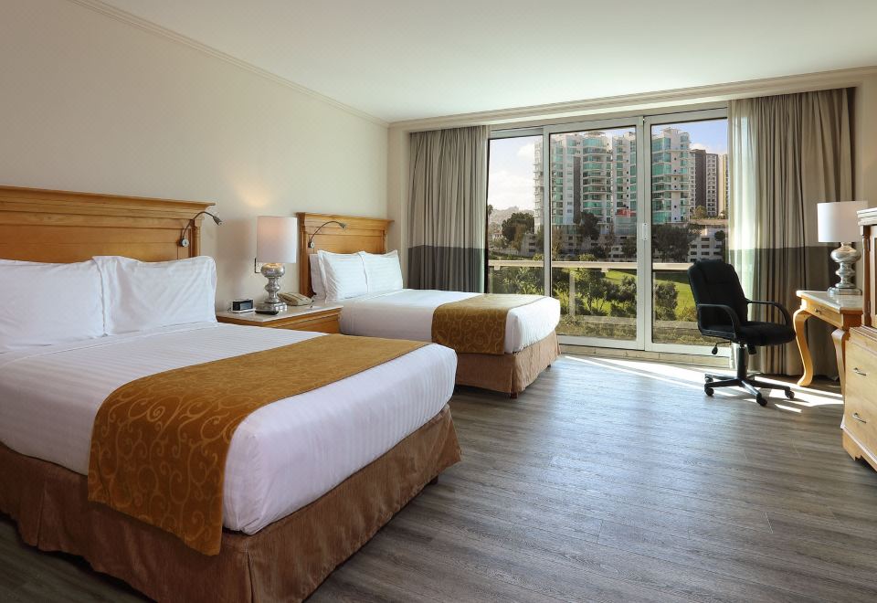 高尔夫景豪华两张双人床房（带阳台）