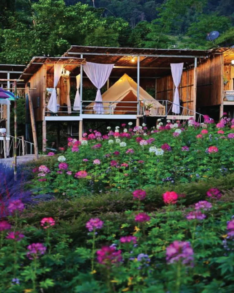 ห้องเตียงใหญ่ พร้อมวิวสวน