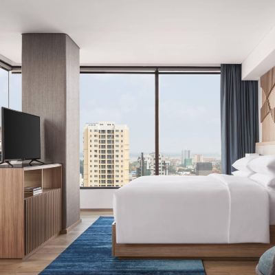 可使用行政酒廊，較大客房，帶1張特大床和梳化床，轉角房 金邊萬怡酒店優惠