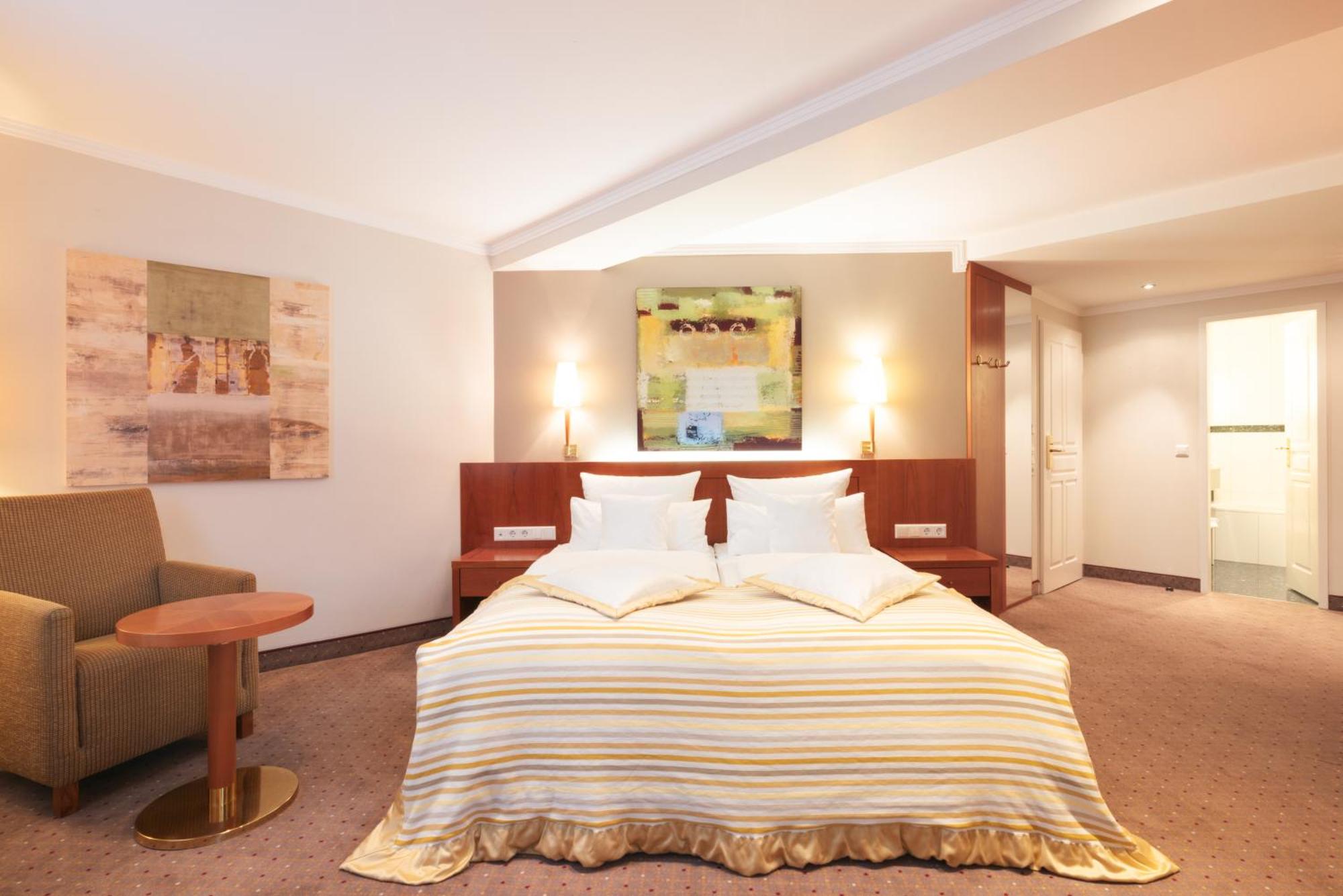 带露台和湖景的初级套房